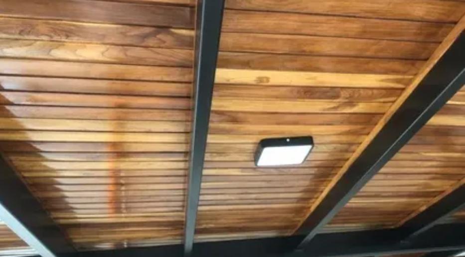 Instalación de techo de teca con vigas vistas